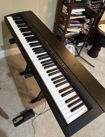 Photo Yamaha P-140 88-Key graded weighted key Electric Piano w wood grain cabinet. $300