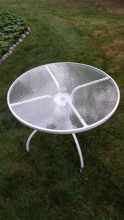 Photo ROUND GLASS TOP DECK TABLE $24