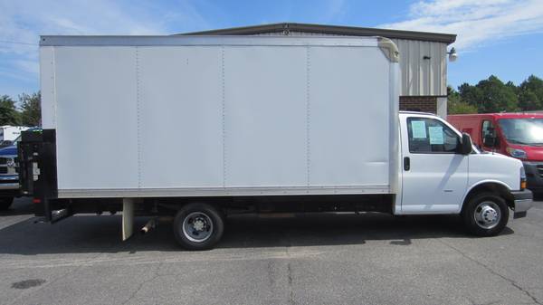 Photo 2019 Chevrolet Express 3500 16 Foot Rockport Box Van w Liftgate $38,877
