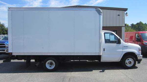 Photo 2022 Ford E350 14 Foot Rockport Box Van----5600 Miles $43,788