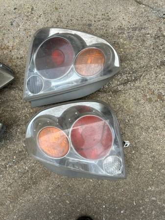 Photo Altima 2002 front and rear lights $125