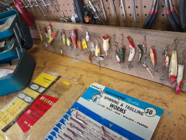 Photo Large lot of vintage and antique fishing lures. Heddon Fred arborgat e $250