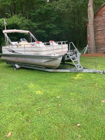 Photo Pontoon boat 22 $9,000