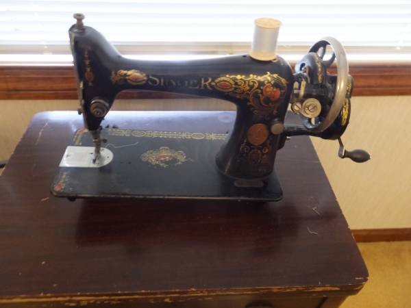 Photo Singer Model 66 Sewing Machine with Hand Crank $59