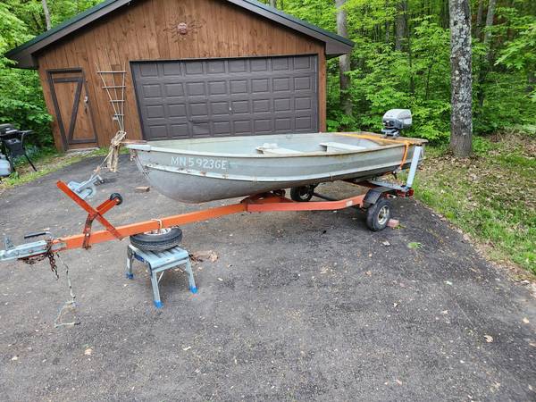 Photo 12 foot fishing boat $900