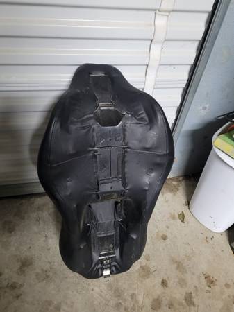 Photo 2008 harley road glide seat and backrest $120