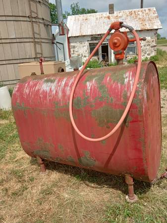 Photo 250 gallon gas tank $250