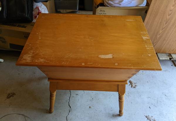 Photo Early American solid Rock maple end table( $15