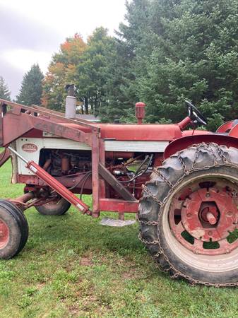 Photo Farmall 560 with loader and 8 foot offset disc $11,500