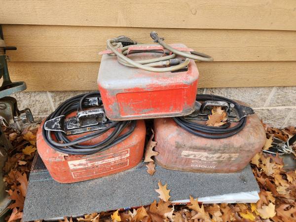 Photo vintage evinrude motor and gas cans $40
