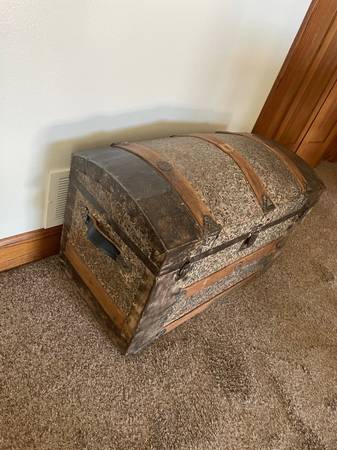 Photo small old trunk $75