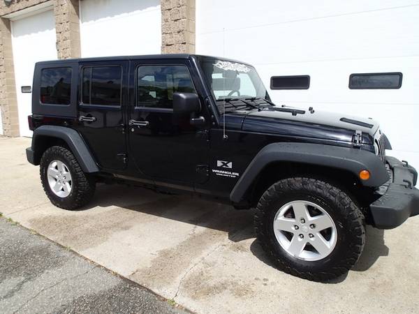 Photo 2009 Jeep Wrangler Unlimited X, 6 cyl, 6-speed, Black with Hardtop - $19,950 (Chicopee)