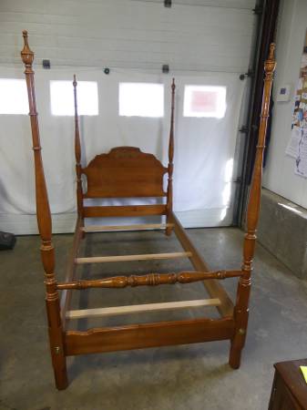 Photo HITCHCOCK FURNITURE SOLID MAPLE TWIN SIZE FOUR POSTER BED $250