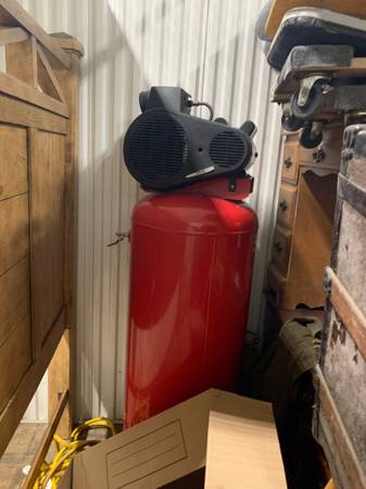 Photo Husky 60 gallon air compressor $400