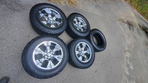 Photo Chevy Toyota 6-lug wheels 33 Nitto Terra Grappler tires good tread $800