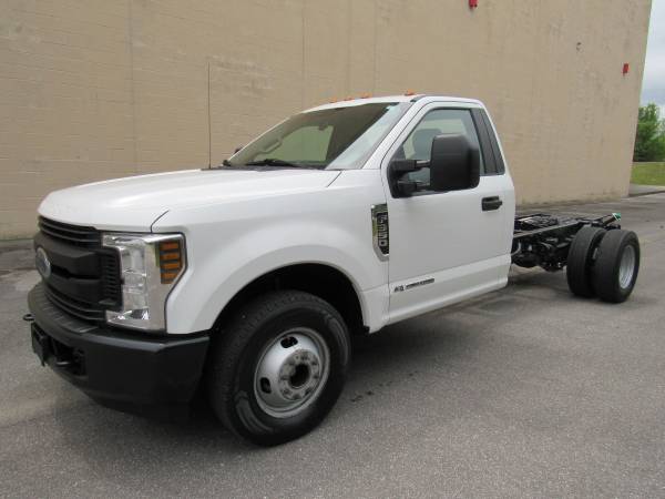Photo 2019 FORD F350 SUPER DUTY  82K MILES  CABIN CHASSIS  DIESEL  - $36,995 ( 1 OWNER  NO DOC FEES )