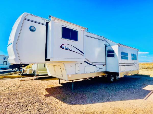 Photo 2001 Cedar creek 34ft Fifth wheel travel trailer with 2 slide outs $6,800