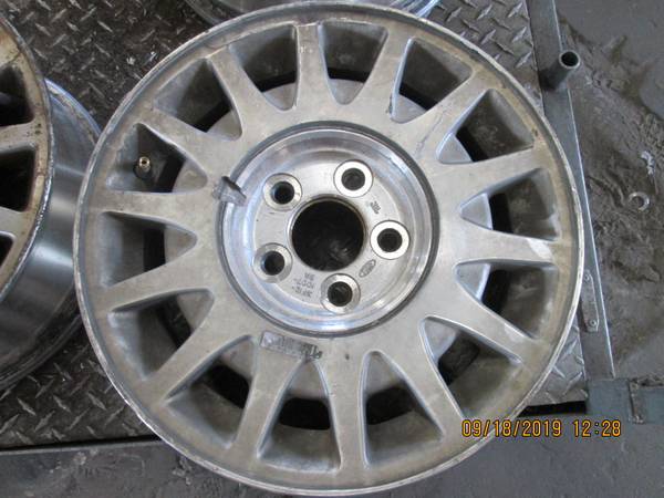 Photo 1999 Mercury Sable Aluminum Alloy Rim OEM 15X6 5 Lug $40