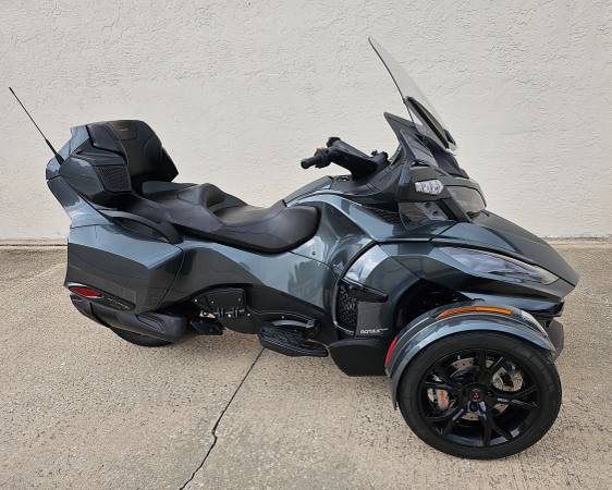 Photo 2019 Can-Am Spyder RT Limited- automatic- LOW miles $18,500