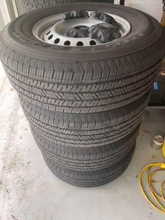 Photo 2022 factory Ford Ranger wheels  tires