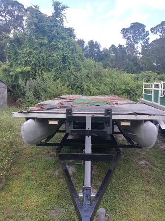 Photo 20ft pontoon boat frame with title and trailer $2,000