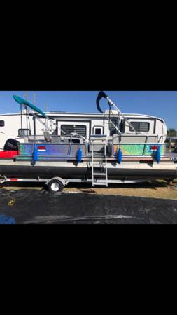 Photo 24 pontoon boat custom built With Trailer $10,000