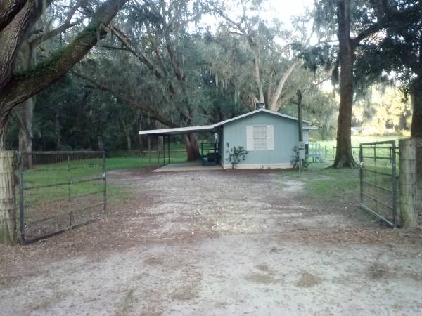 Photo Country setting 32 wcarport closed in $1,250