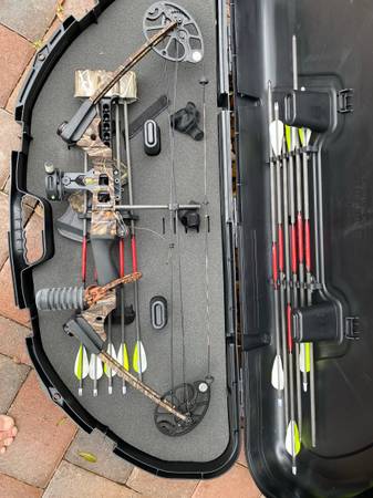 Photo Mission by Mathews compound bow, arrows, and case $500