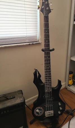 Photo New Bass and 30W crate ,stand and tuner $100