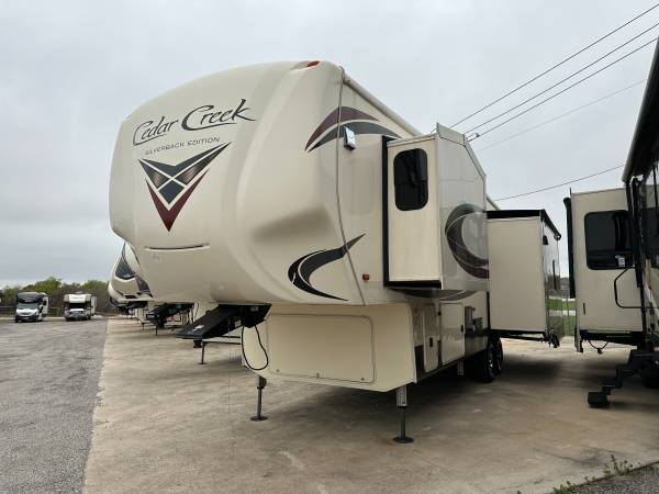 Photo 2019 Silverback 29RE Fifth Wheel (Financing Available) $44,995