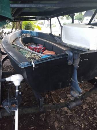 Photo 15 foot expedition craft boat with title no trailer no motor $300