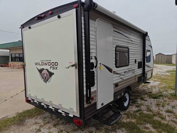 Photo 2018 Forest River Wildwood TOY HAULER 180RT Mint $16,999