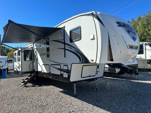 Photo 2021 Forest River Sabre Mid-Bunk M-36BHQ 5th Wheel RV $42,500