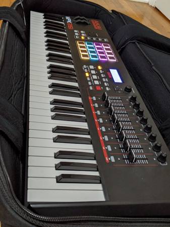 Photo AKAI MPK261 61-Key Keyboard MIDI Controller $350