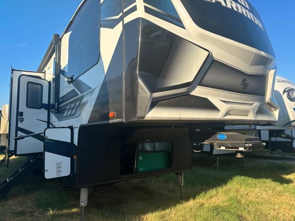 Photo Awesome Toy Hauler Fifth Wheel $69,910
