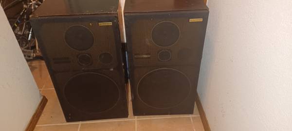 Photo Pioneer CS-G303 3-way floor speakers (12 woofers) - Good cond. $130