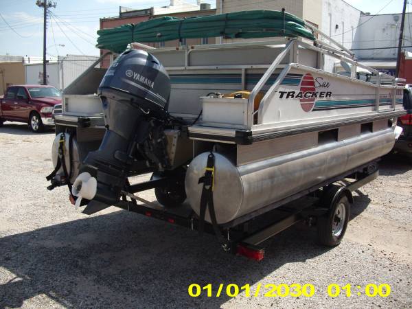 Photo Pontoon SunTracker Boat with Yamaha $13,000