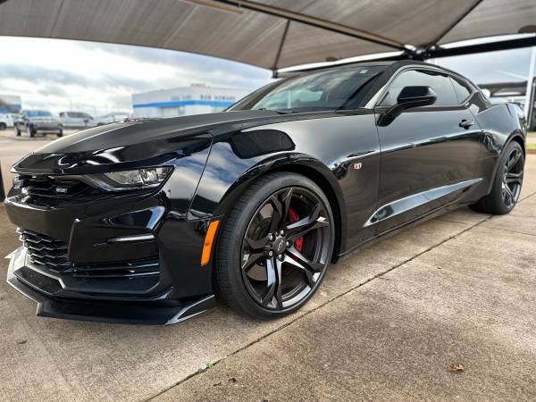 Photo JUST TRADED LIKE NEW 2021 CHEVROLET CAMARO 2SS ONLY 10K MILES $45,988