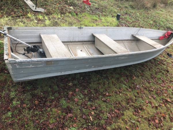 Photo 12 foot aluminum boat wirh trolling motor $400