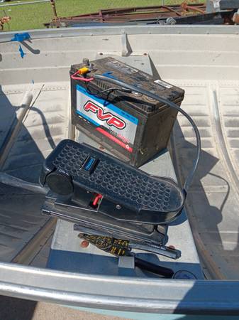 Photo 14 foot Mirro Craft aluminum fishing boat $1,200