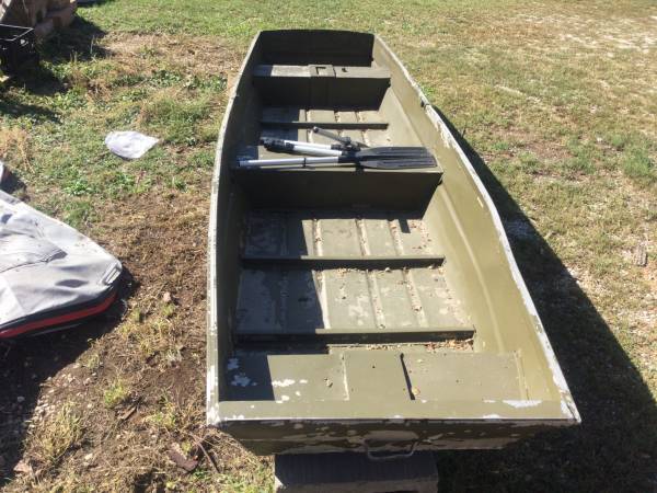 Photo 14 foot flat bottom with trolling motor $300