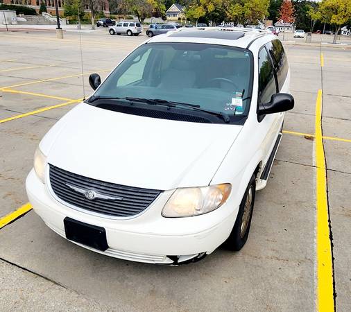 Photo 2004 Chrysler Town  Country Limited $3,500