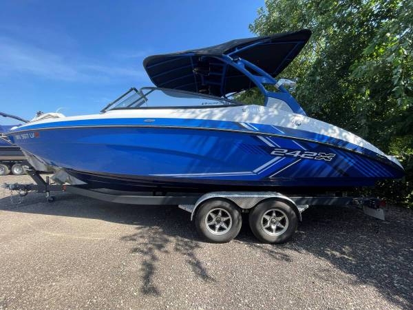 Photo 2019 Yamaha 242XE Surf Boat  Trailer-Only 197 hours $79,999