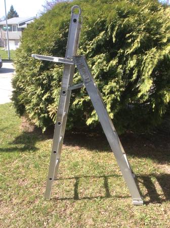 Photo Aluminum 5 foot fold out ladder that snaps in place with folding tray $85