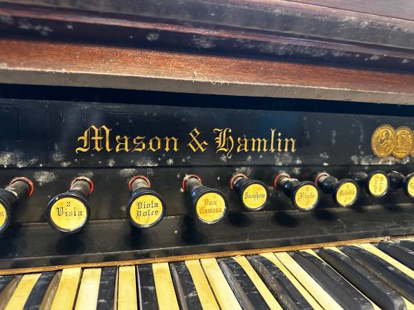 Photo Antique pump organ