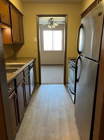 Edgewater Court has a 1 bedroom ready today $965