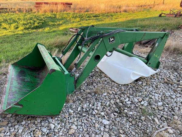 Photo John Deere 148 Loader with 600700 quick tach adapter and Bale Spear $4,000