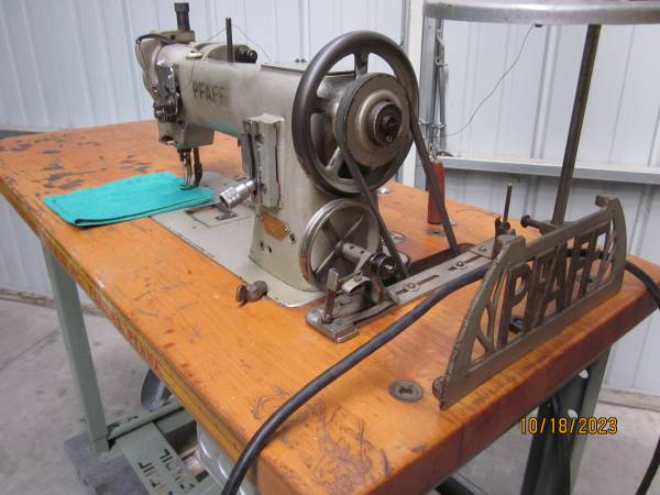 Photo Pfaff Industrial Sewing Machine, Commercail Sewing Machine $740