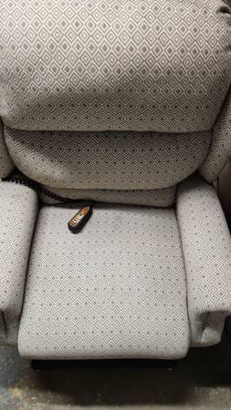 Photo beautiful Lift Chair recliner fron a non smoking  home can deliver $290
