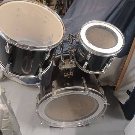 Photo pearl drum kit $250